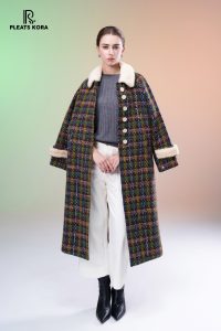 Áo dạ dáng dài của Pleats Kora với màu sắc phù hợp với dịp lễ hội