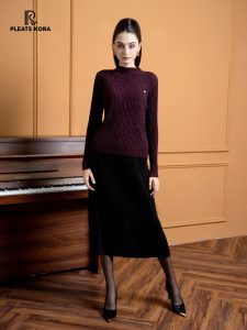 Trang phục tông màu đỏ rượu là xu hướng hot nhất mùa lễ hội 2025.