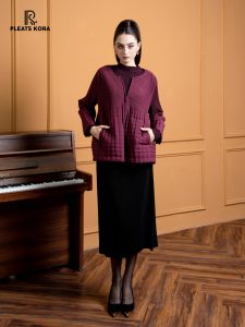 Xu hướng màu sắc Thu Đông 2025 không thể thiếu sắc đỏ rượu quyến rũ.