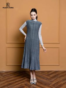 Mẫu đầm Dress Code tiệc cuối năm 2025 phong cách Futuristic giúp bạn tỏa sáng.